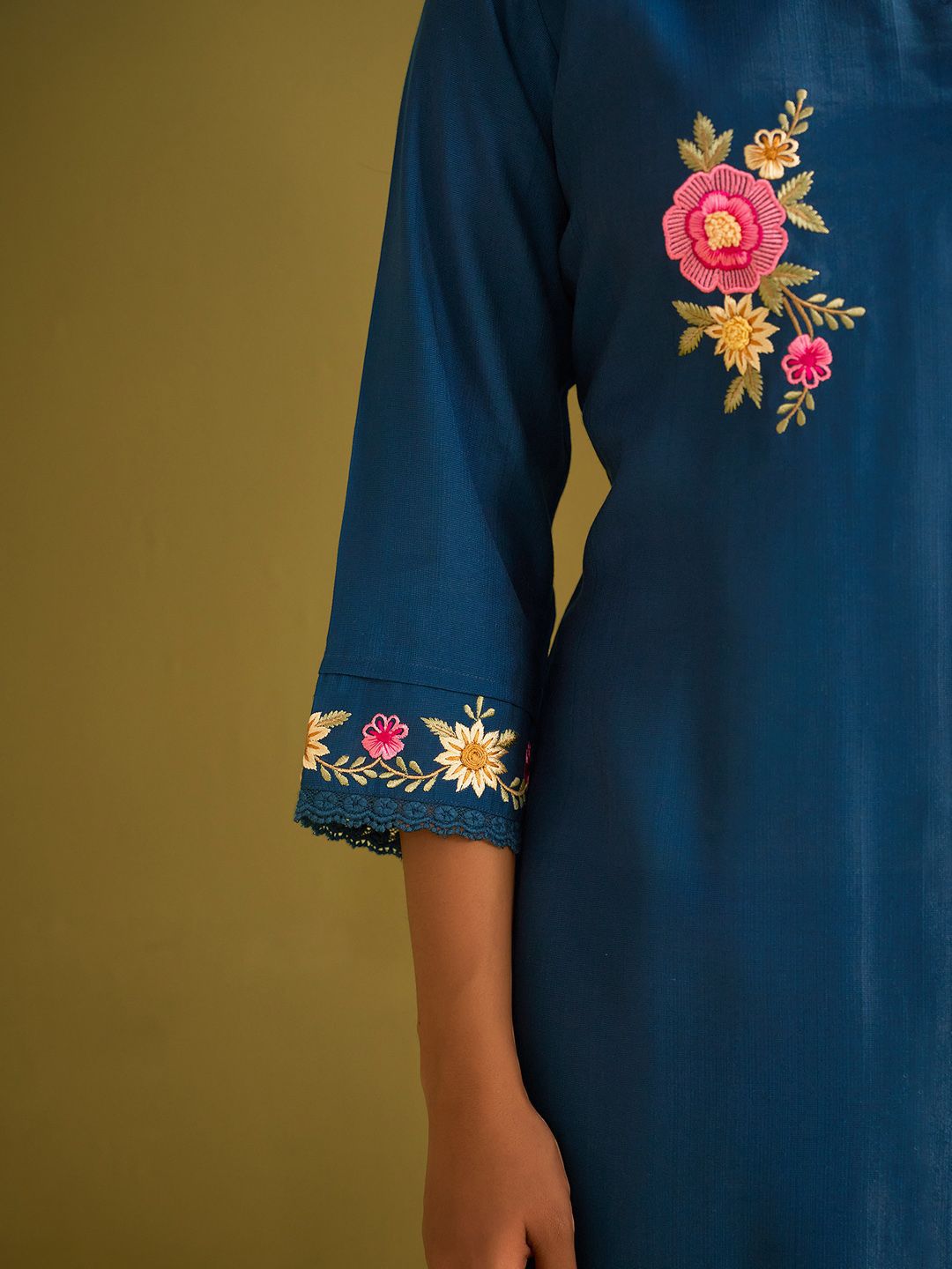 Women Floral Embroidered Regular Thread Work Kurta with Trousers & With Dupatta