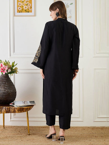 Paisley Embroidered Thread Work Mandarin Collar Straight Kurta With Trouser