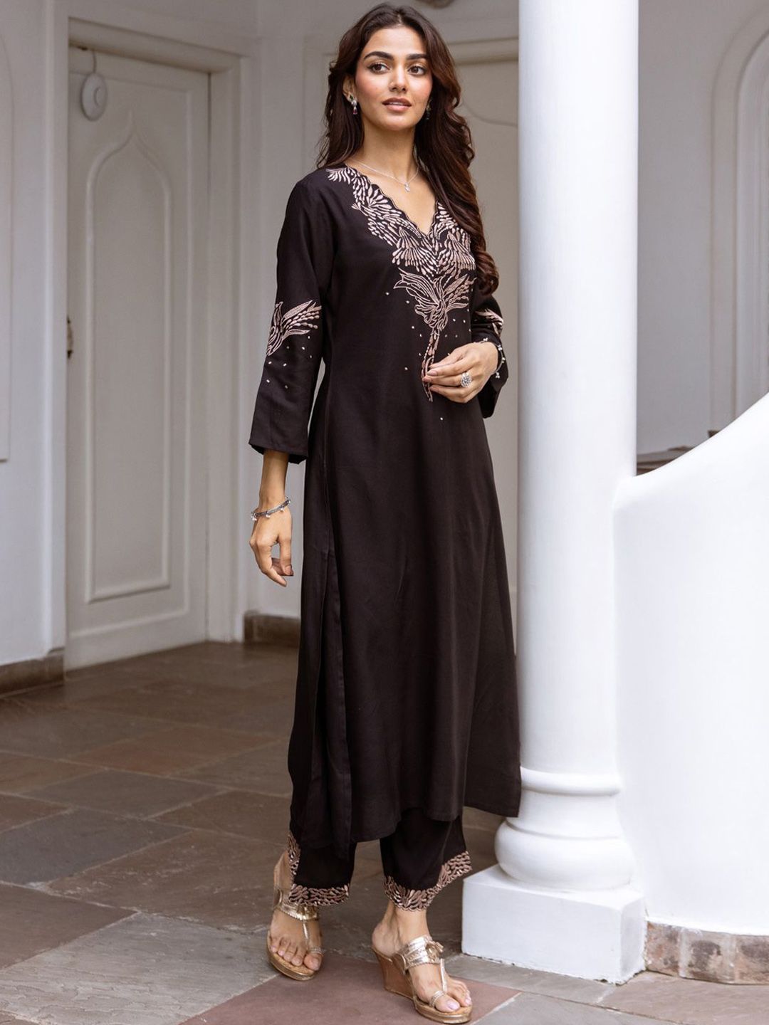 Dhiyona IE Women Floral Embroidered Regular Kurta with Trousers