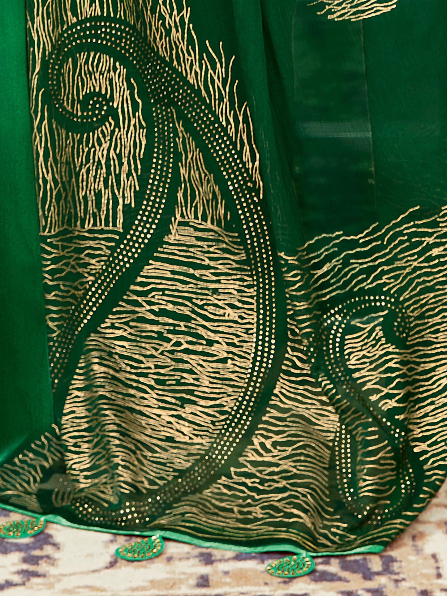 Women's Silk Blend Green Embellished Celebrity Saree With Blouse Piece