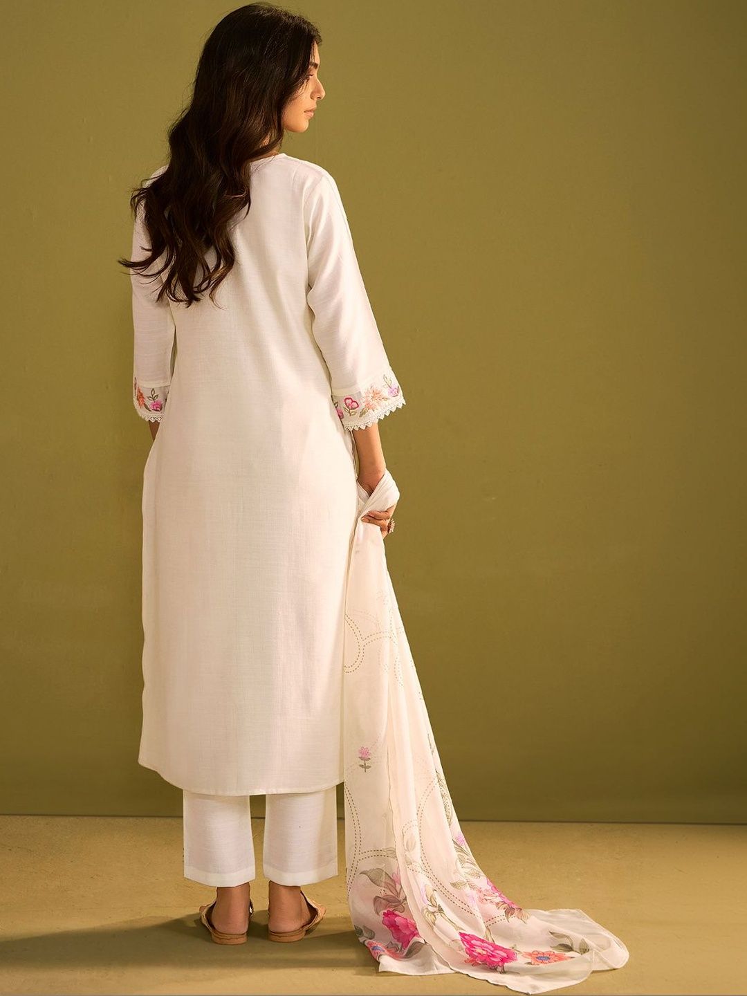 Women Floral Embroidered Regular Thread Work Kurta with Trousers & With Dupatta