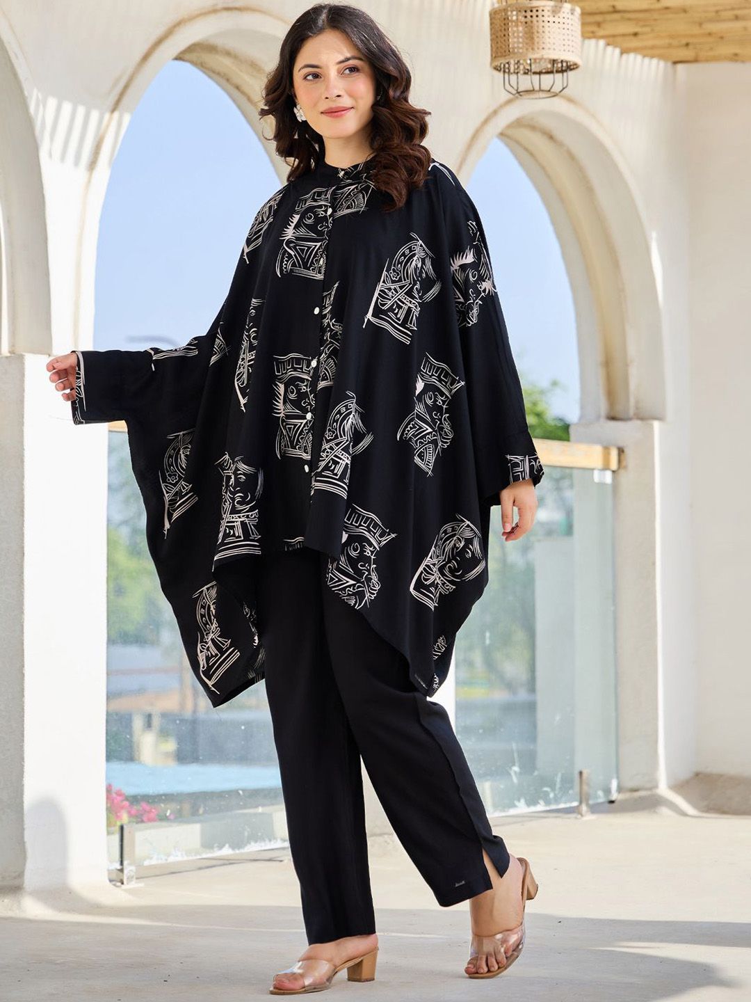 Women Geometric Printed Mandarin Collar Regular Kaftan Kurta with Trousers