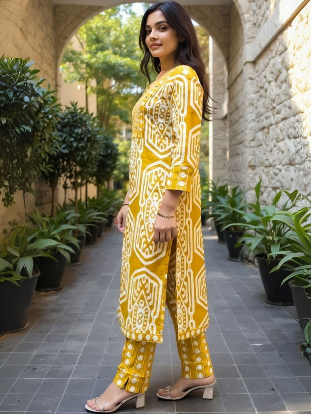 Women Geometric Printed Cotton Kurta with Trousers