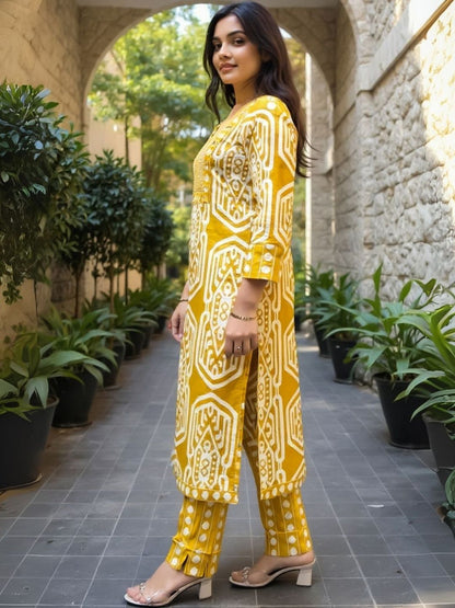 Women Geometric Printed Cotton Kurta with Trousers