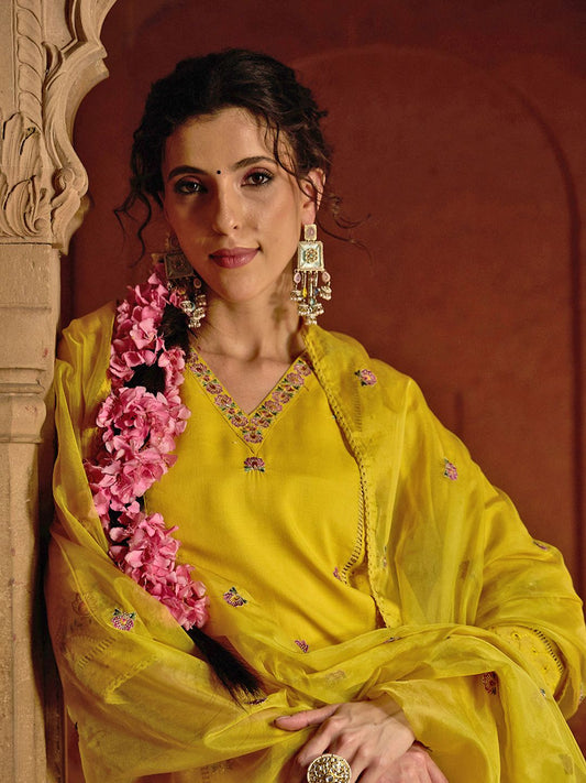 Dhiyona CH Floral Embroidered V-Neck Thread Work Straight Kurta With Solid Trousers & Dupatta