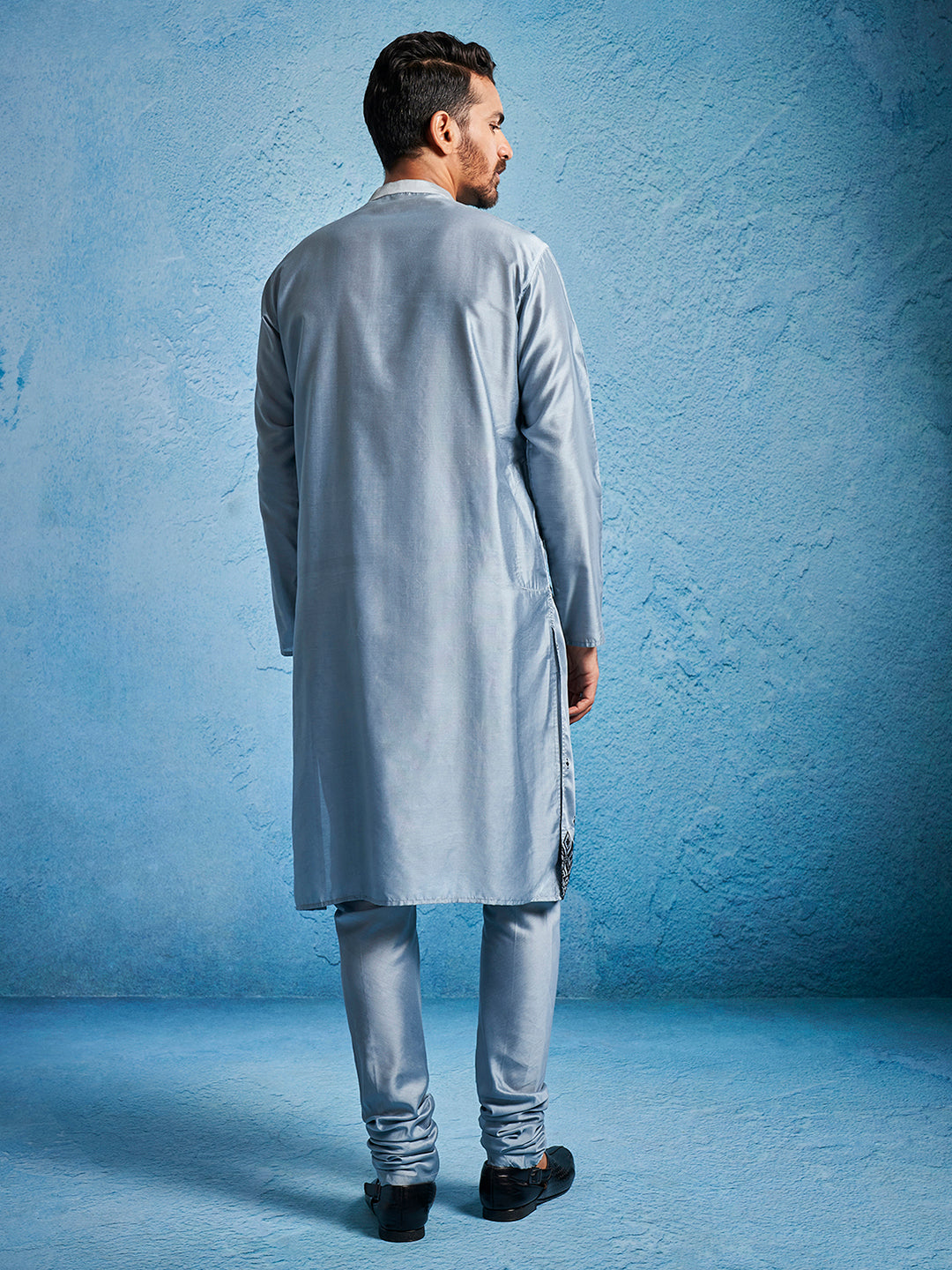 Men's Gray Silk Blend Straight Kurta And Pyjama Set.