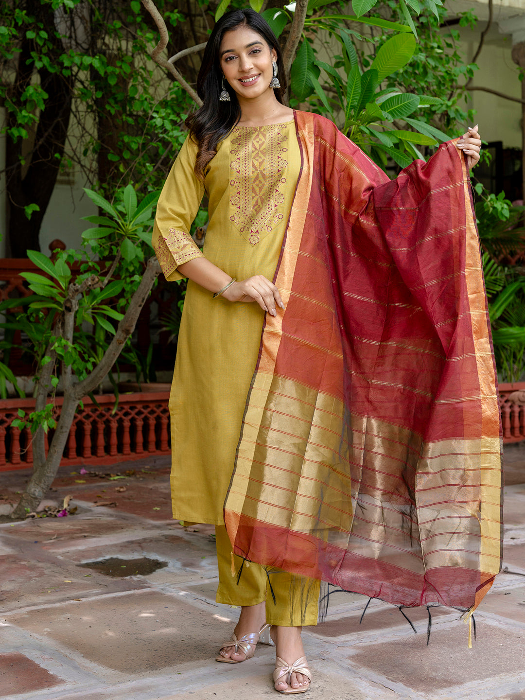 Dhiyona VV Women's Kurta Set with Dupatta Foil Print Kurta Set forDhiyona VV Women's