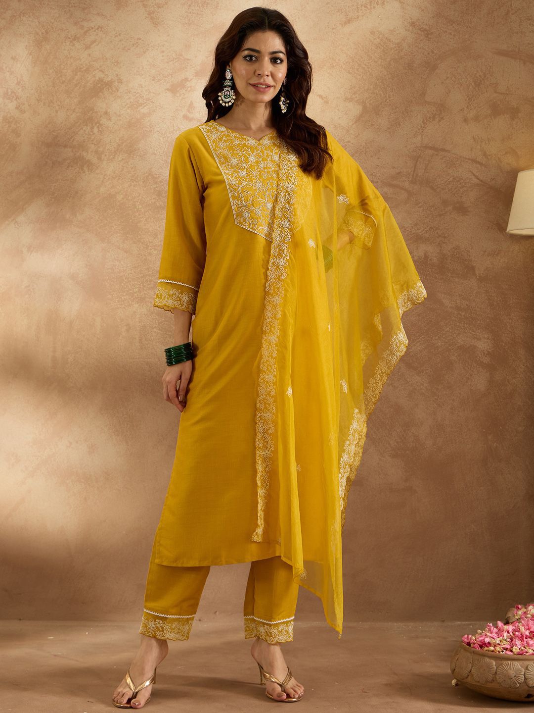 Women Floral Embroidered Regular Thread Work Kurta with Trousers & With Dupatta