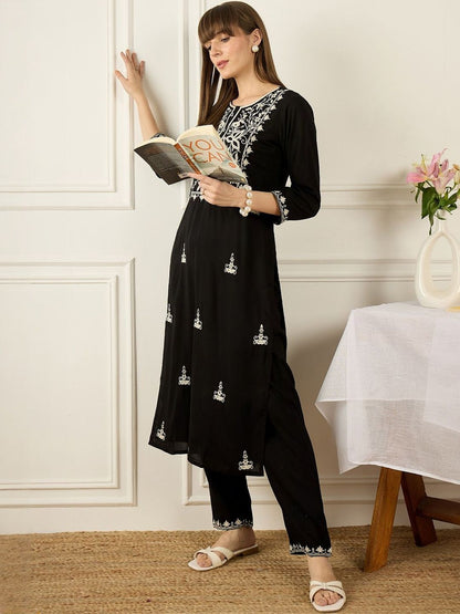 Dhiyona IE Embroidered Round Neck Three-Quarter Sleeves Tunic And Trousers
