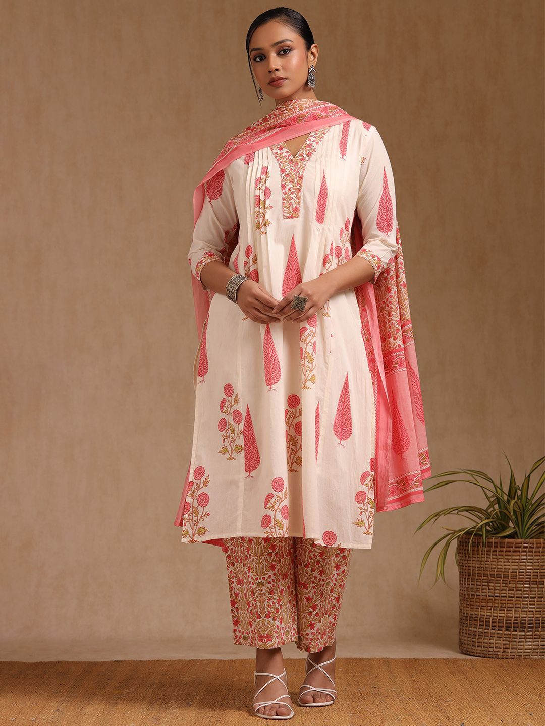 Dhiyona SO Women's Women Floral Printed Regular Sequinned Kurta with Trousers & With Dupatta