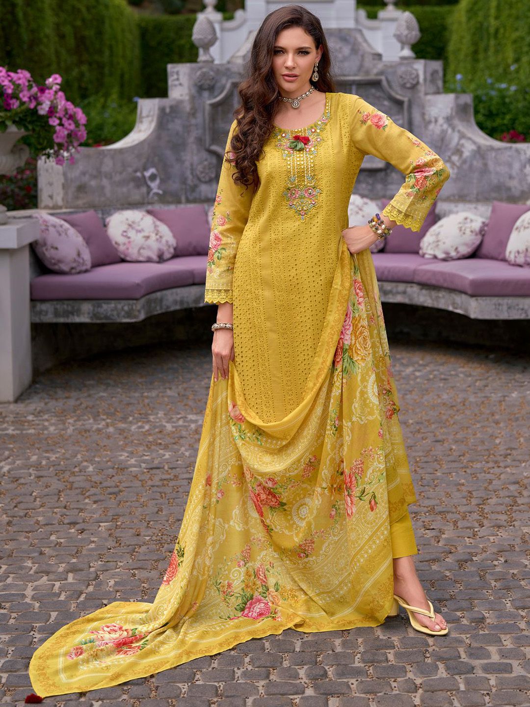 Women Floral Embroidered Thread Work Kurta with Trousers & With Dupatta