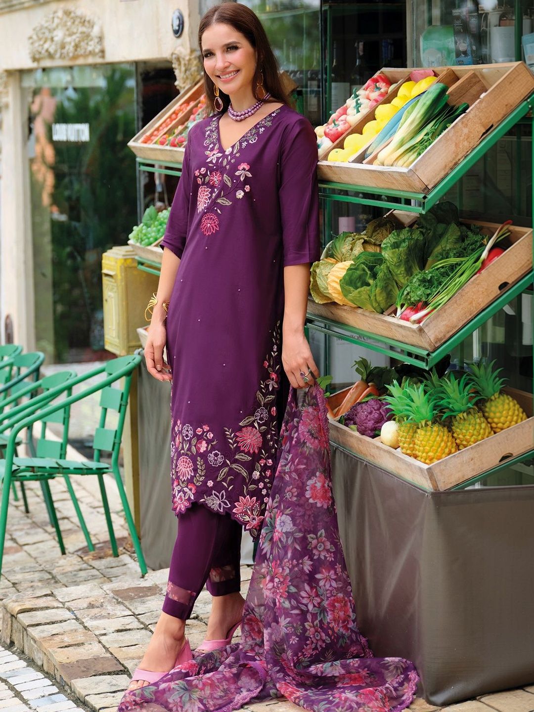 Women Floral Embroidered Regular Thread Work Liva Kurta with Trousers & With Dupatta
