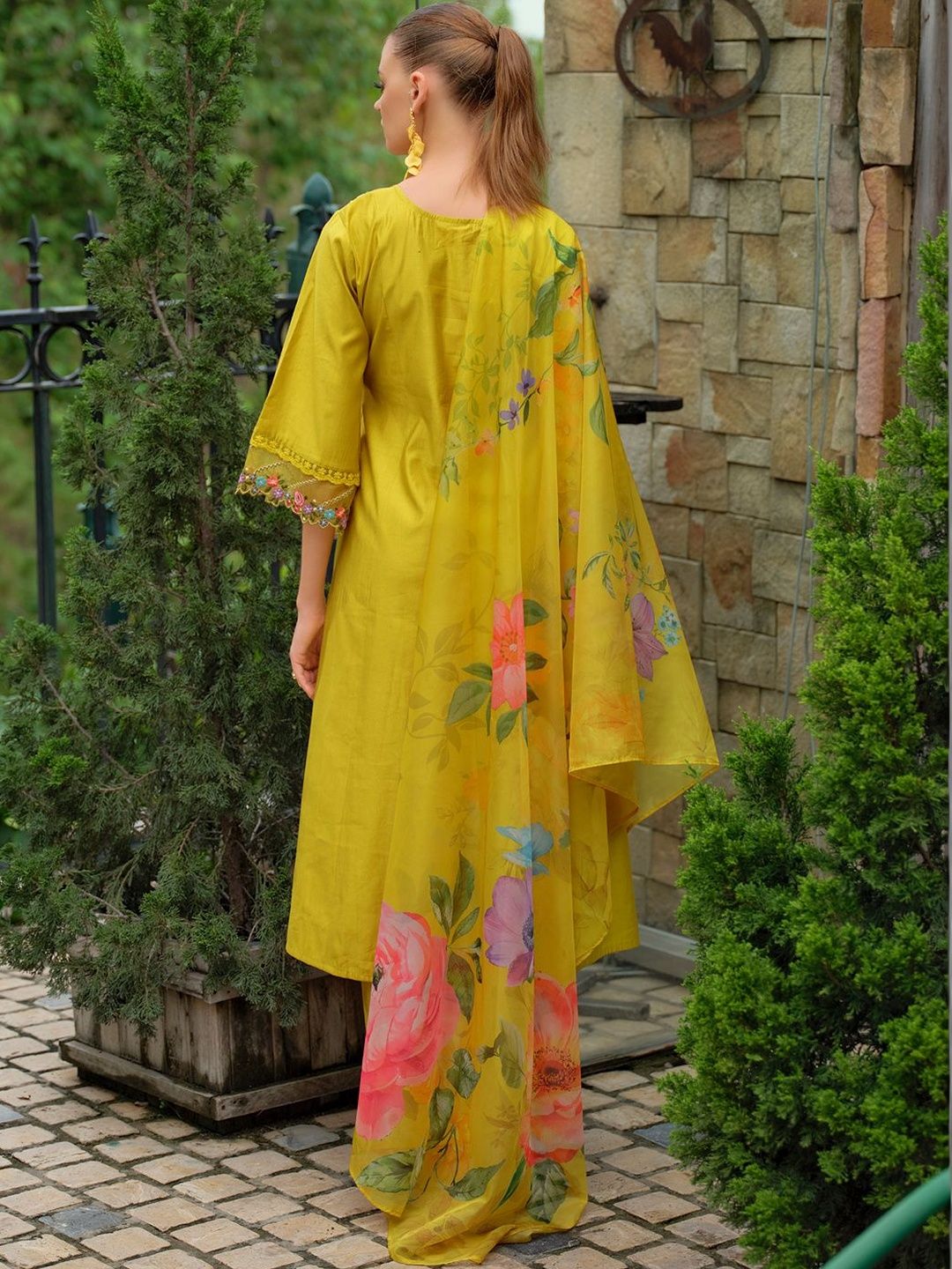 Women Floral Embroidered Regular Beads and Stones Liva Kurta with Trousers & With Dupatta