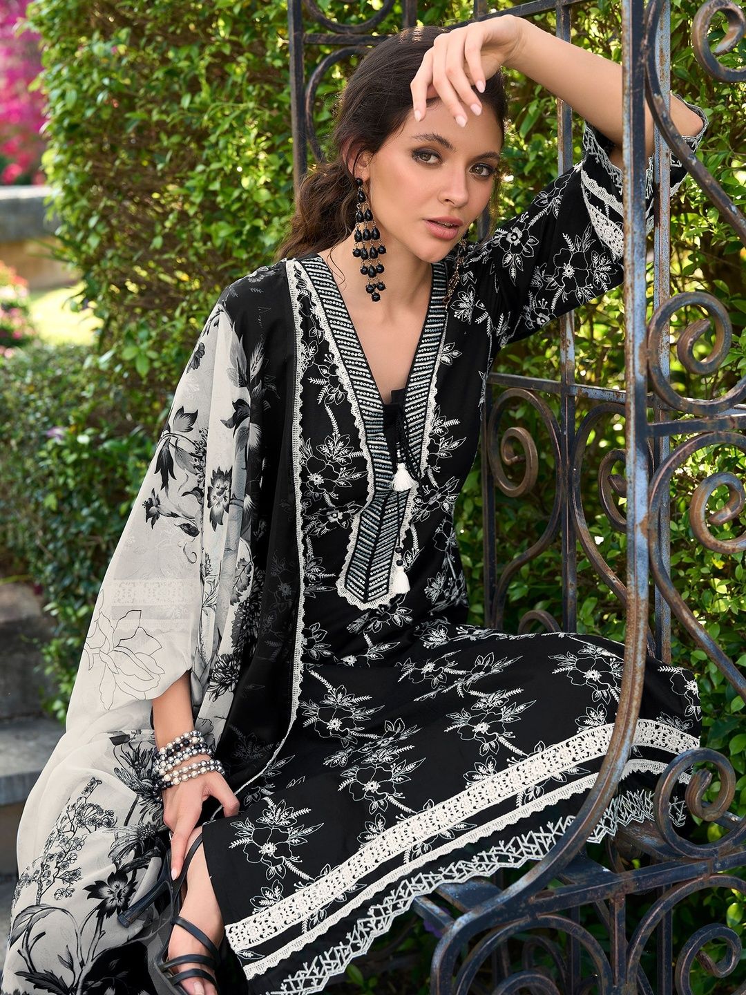 Women Floral Printed Regular Thread Work Pure Cotton Kurta with Trousers & With Dupatta