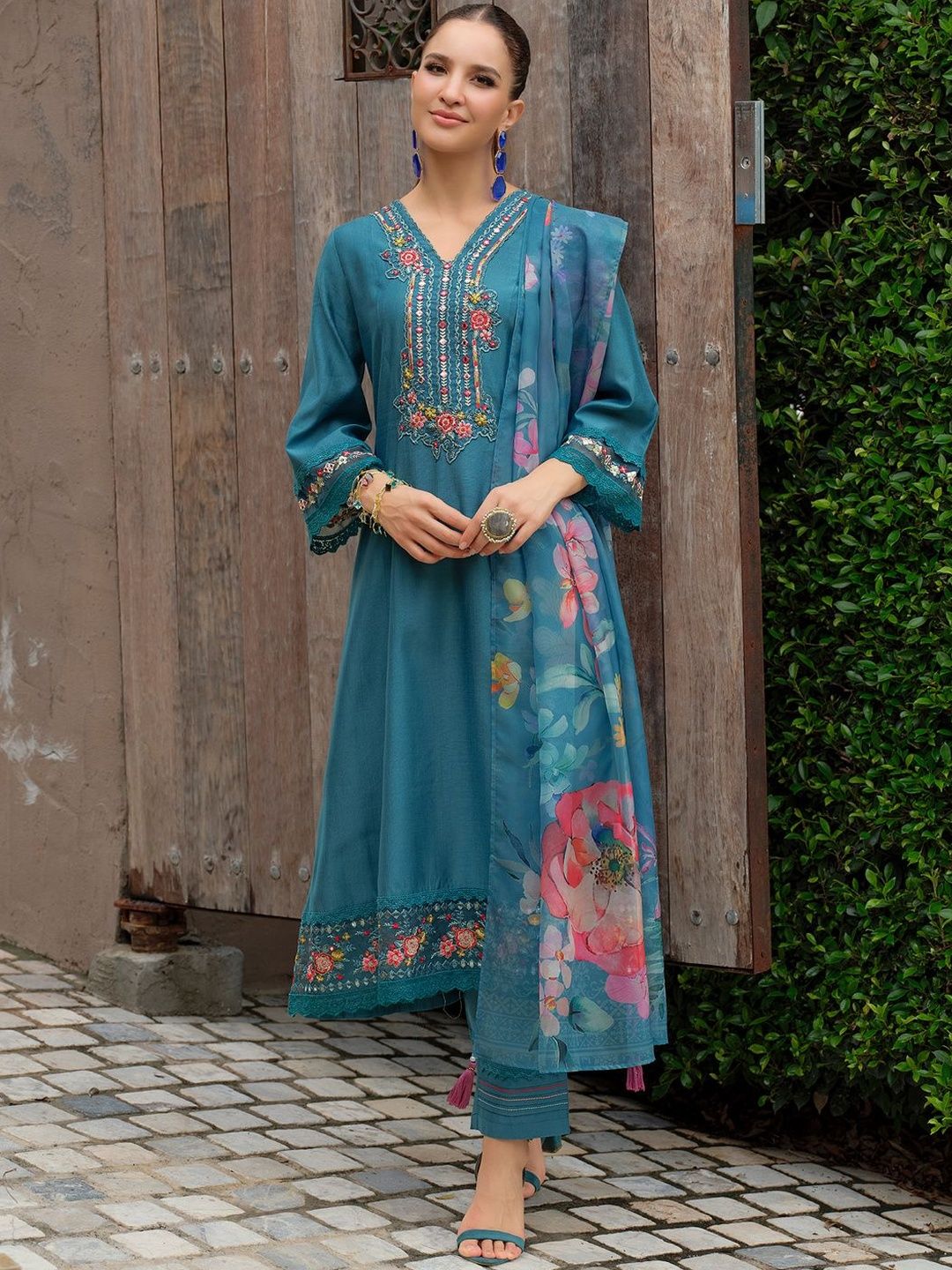Dhiyona IE Floral Embroidered Thread Work Straight Kurta With Trousers & Dupatta