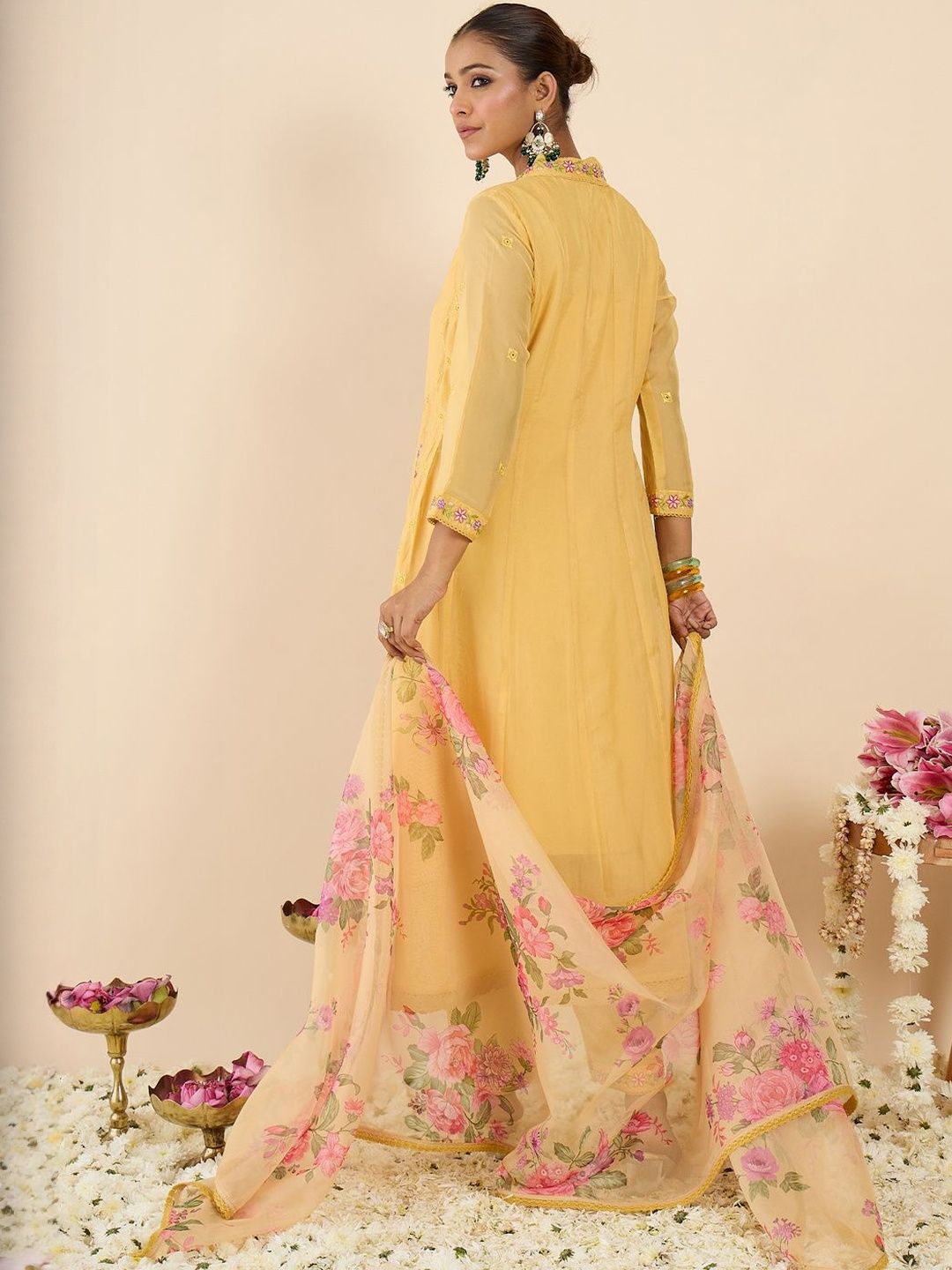 Women Floral Embroidered Regular Thread Work Kurta with Trousers & With Dupatta