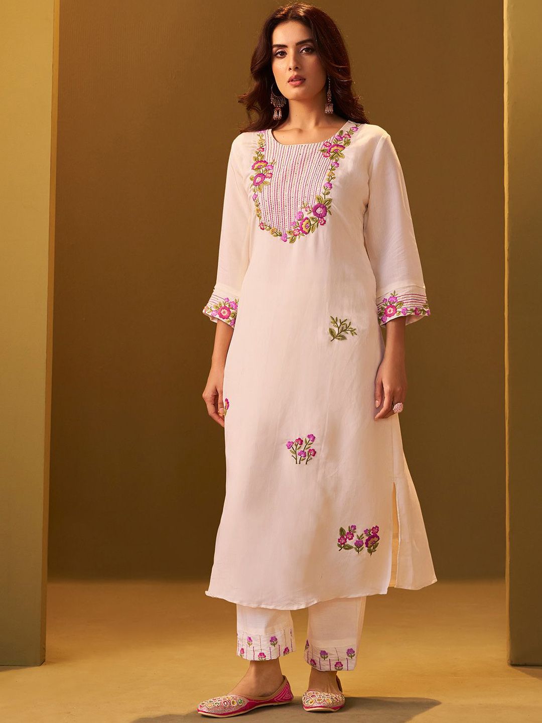 Women Floral Embroidered Thread Work Round Neck Straight Kurta with Trousers