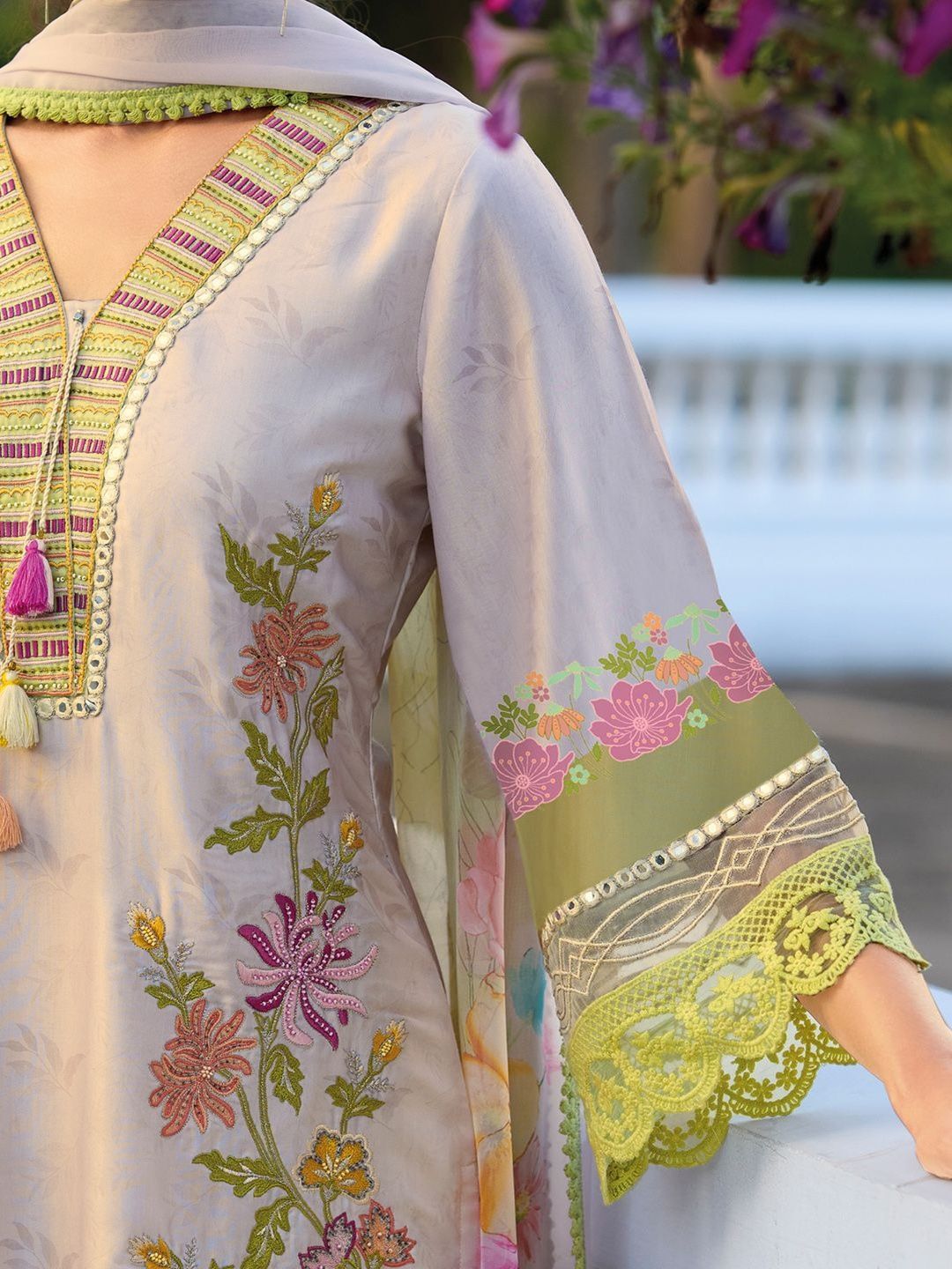 Floral Embroidered Regular Thread Work Kurta With Trouser & Dupatta