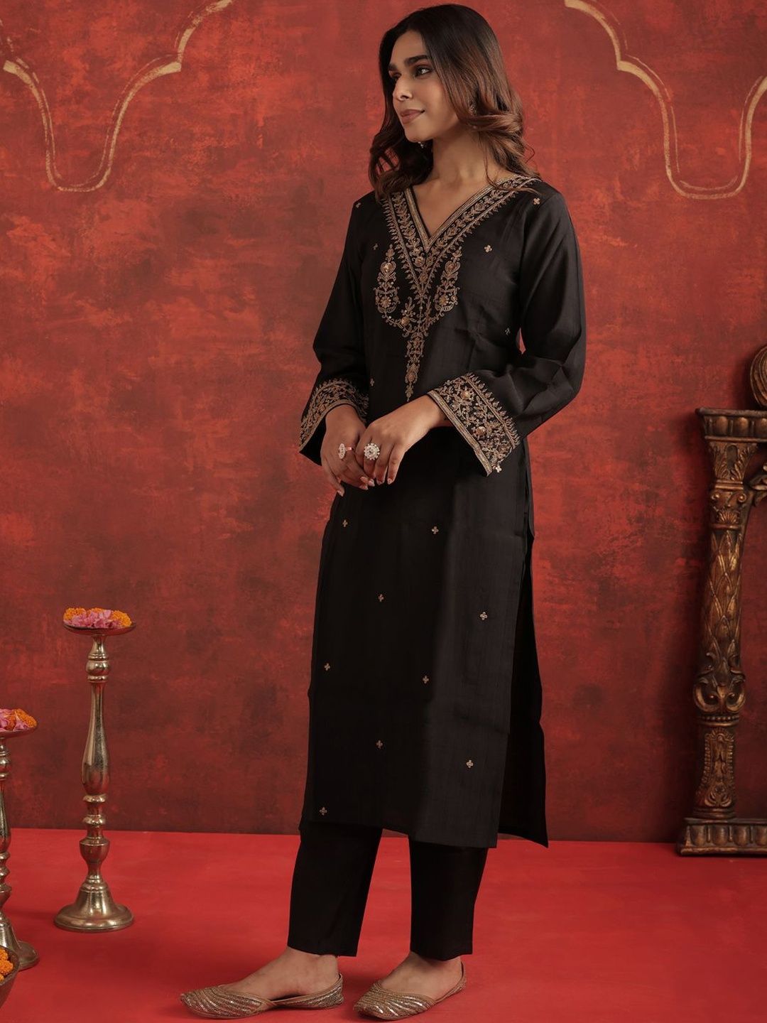 Women Ethnic Motifs Embroidered Regular Thread Work Liva Kurta with Trousers