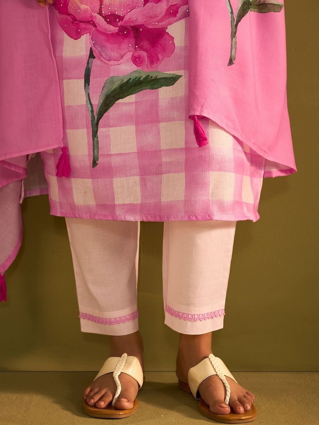 Women Floral Printed Regular Thread Work Linen Kurta with Trousers & With Dupatta