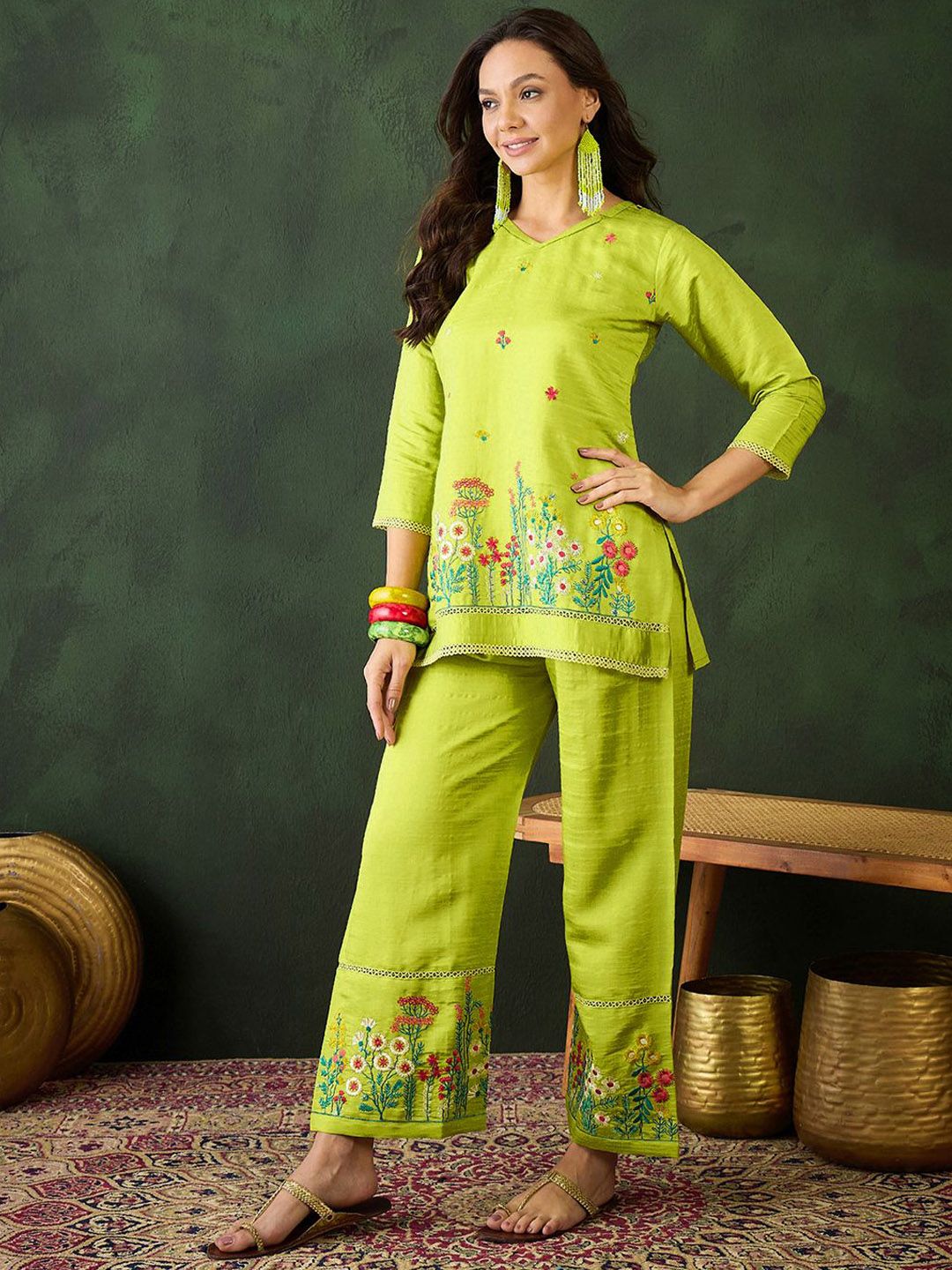Dhiyona SN Women's Green Floral Embroidered V-Neck Kurta With Trousers