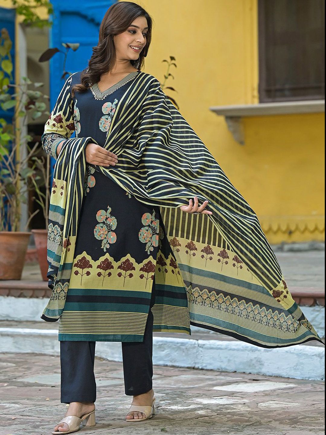Dhiyona VA Women's Printed Regular Gotta Patti Pure Cotton Kurta with Trousers & With Dupatta