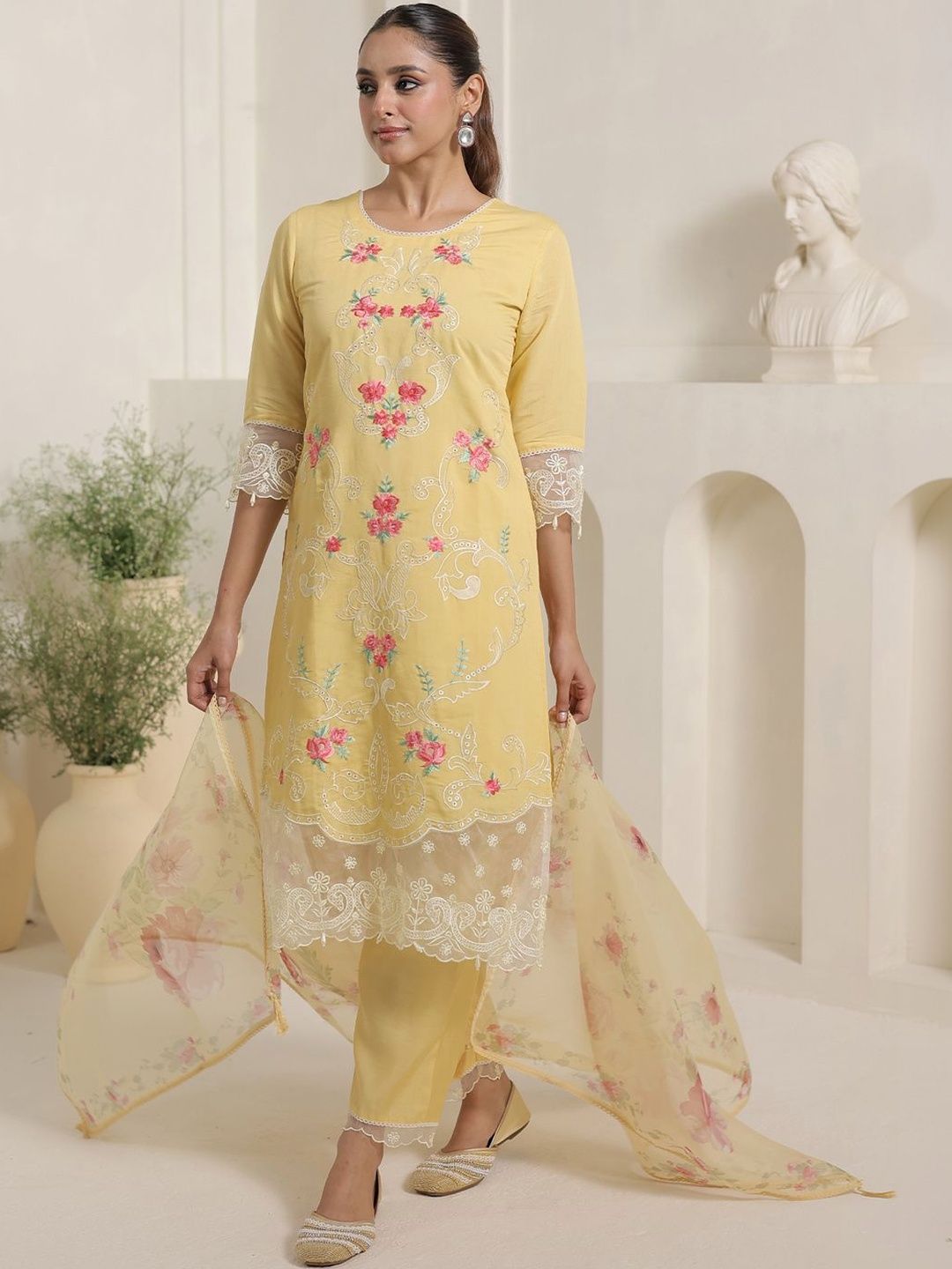 Women Floral Embroidered Regular Thread Work Kurta with Trousers & With Dupatta