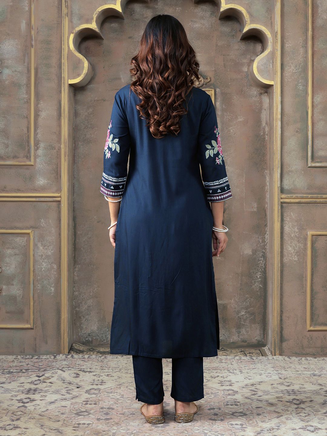 Ethnic Motifs Embroidered V-Neck Thread Work Kurta With Trousers