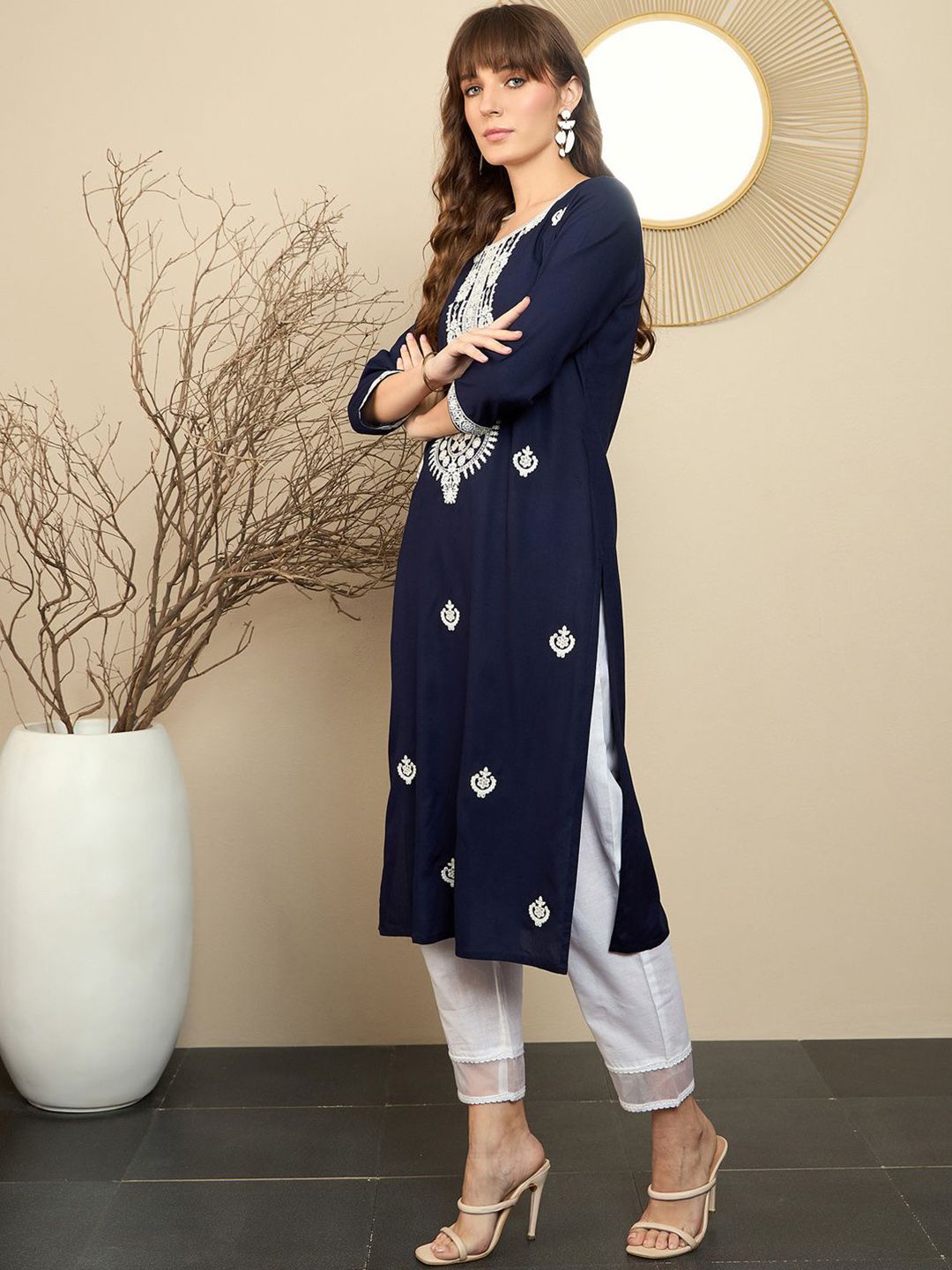 Dhiyona IE Floral Embroidered Straight Kurta