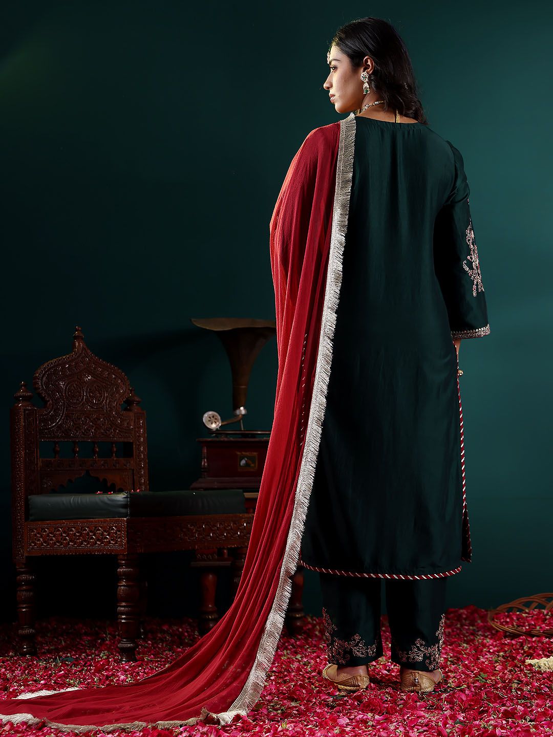Dhiyona VA Women'sGreen Floral Embroidered Regular Sequinned Kurta With Trouser With Dupatta