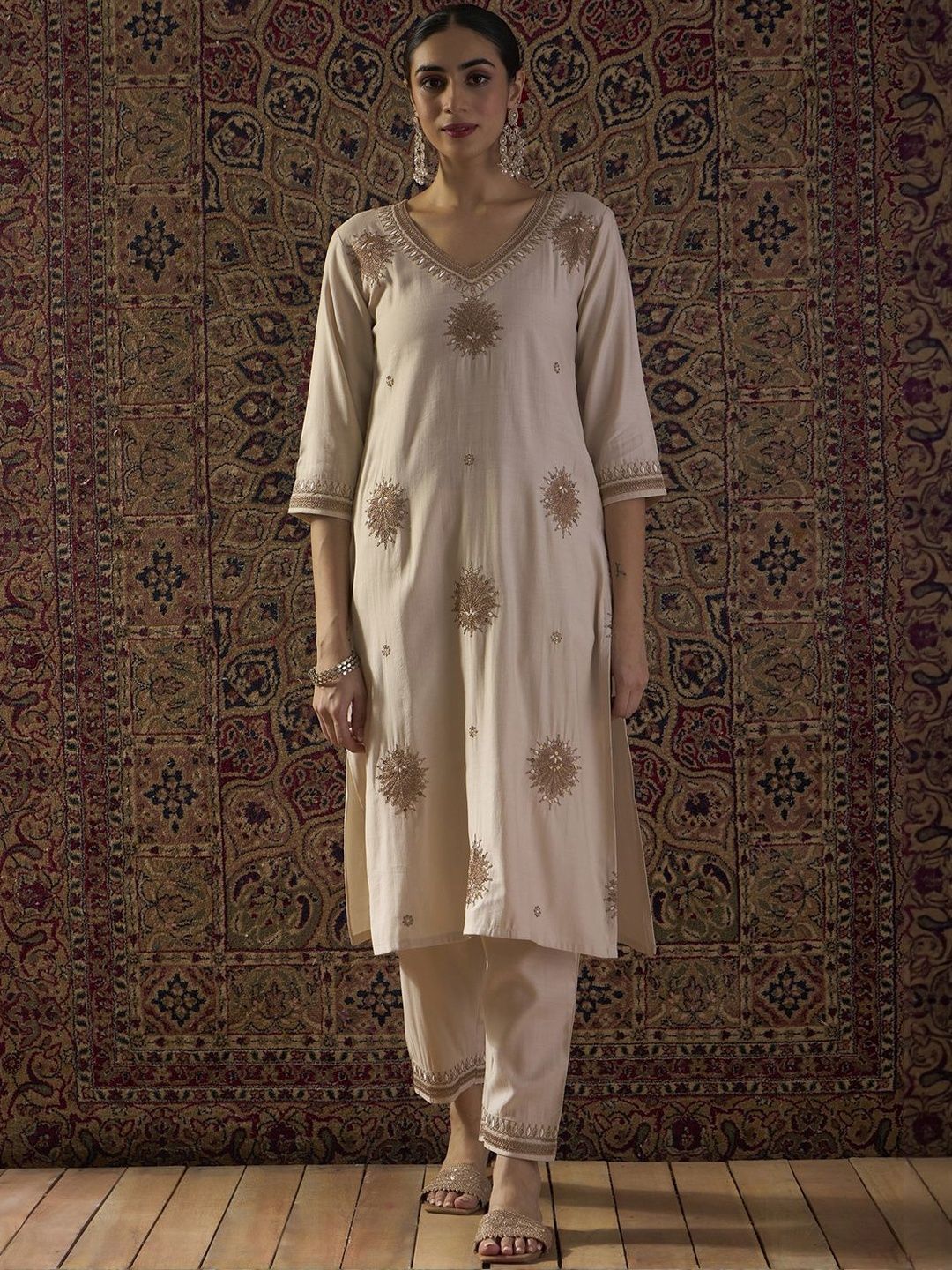 Ethnic Motifs Embroidered Thread Work Straight Kurta With Trouser