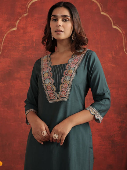 Floral Yoke Design Thread Work Square Neck Straight Kurta With Trousers