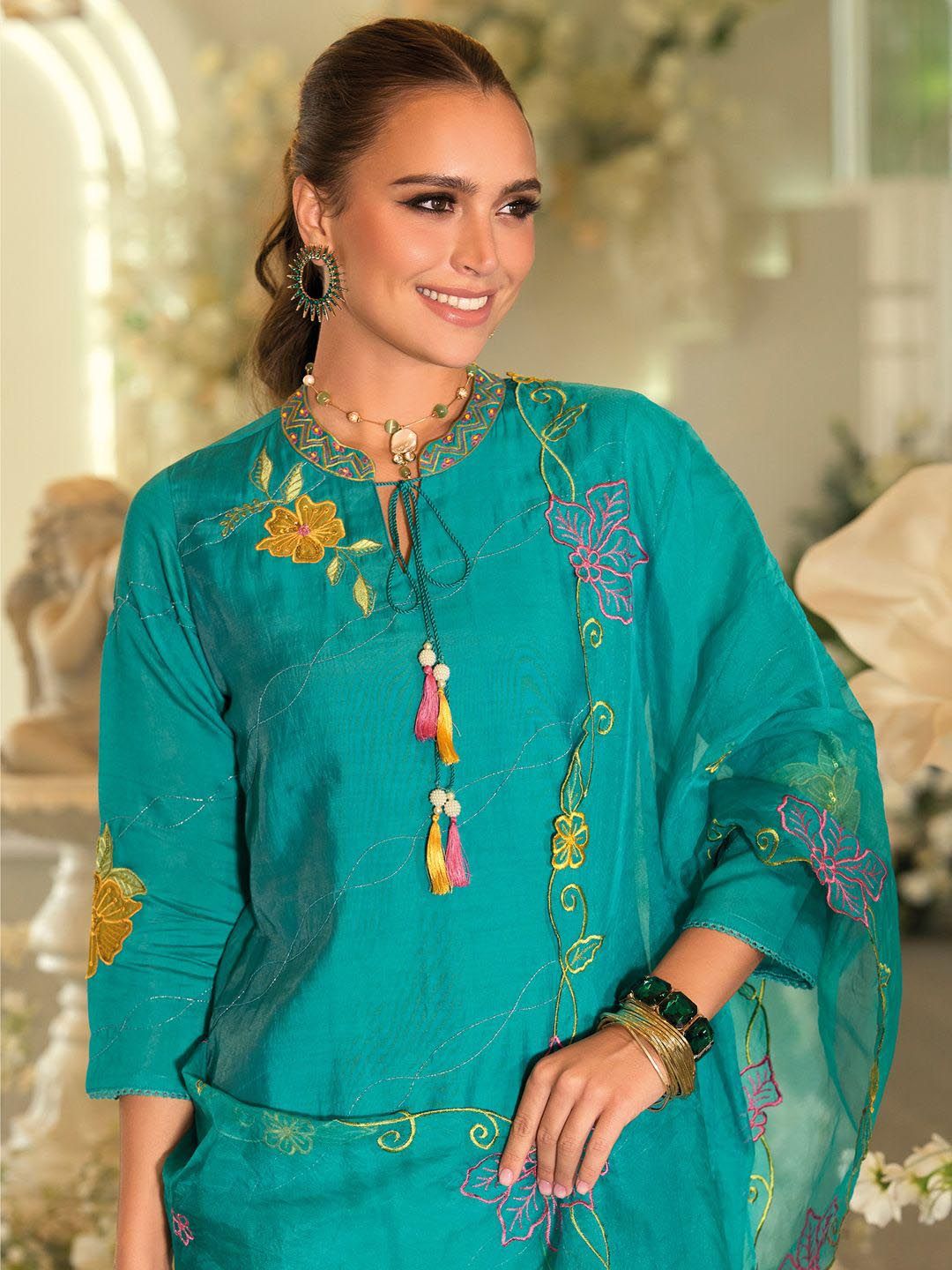 Women Floral Embroidered Regular Thread Work Kurta with Trousers & With Dupatta