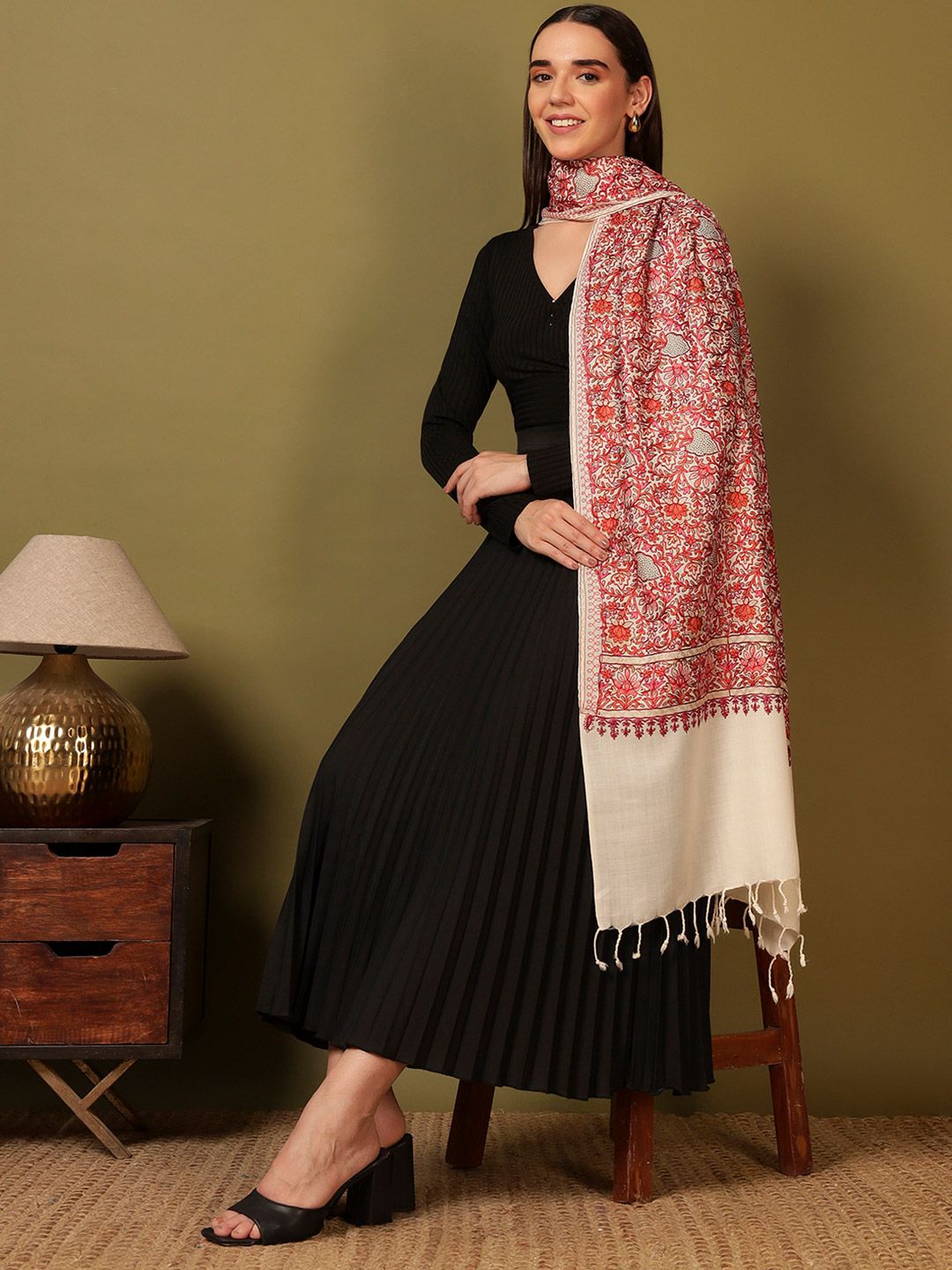 Dhiyona PA Floral Embroidered Hunar Woolen Nalki Shawl