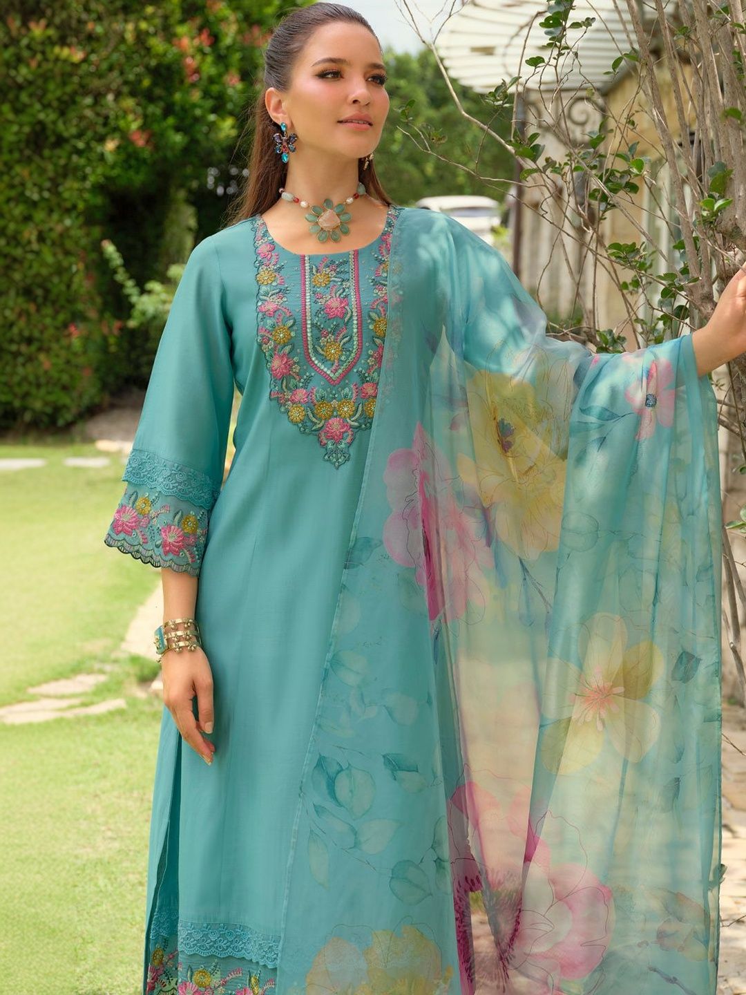 Women Floral Embroidered Regular Thread Work Kurta with Trousers & With Dupatta