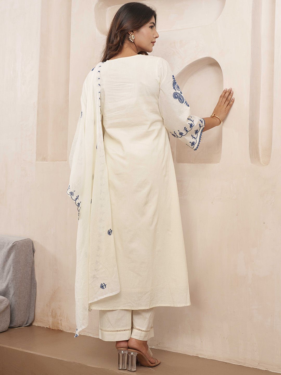 Dhiyona PD Women Floral Embroidered Pure Cotton Kurta & Trousers With Dupatta
