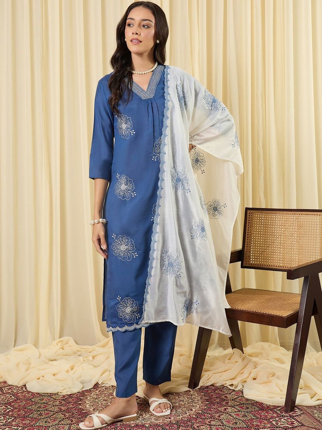 Women Floral Embroidered Regular Thread Work Kurta with Trousers & With Dupatta