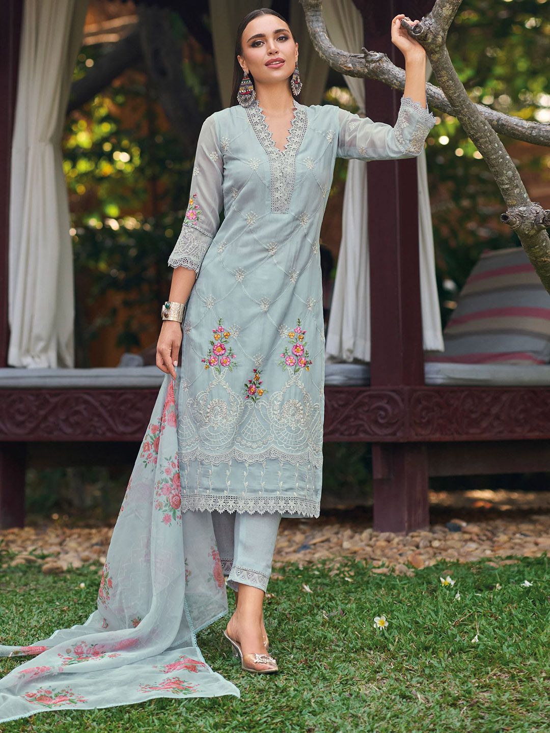 Women Floral Embroidered Regular Thread Work Kurta with Trousers & With Dupatta