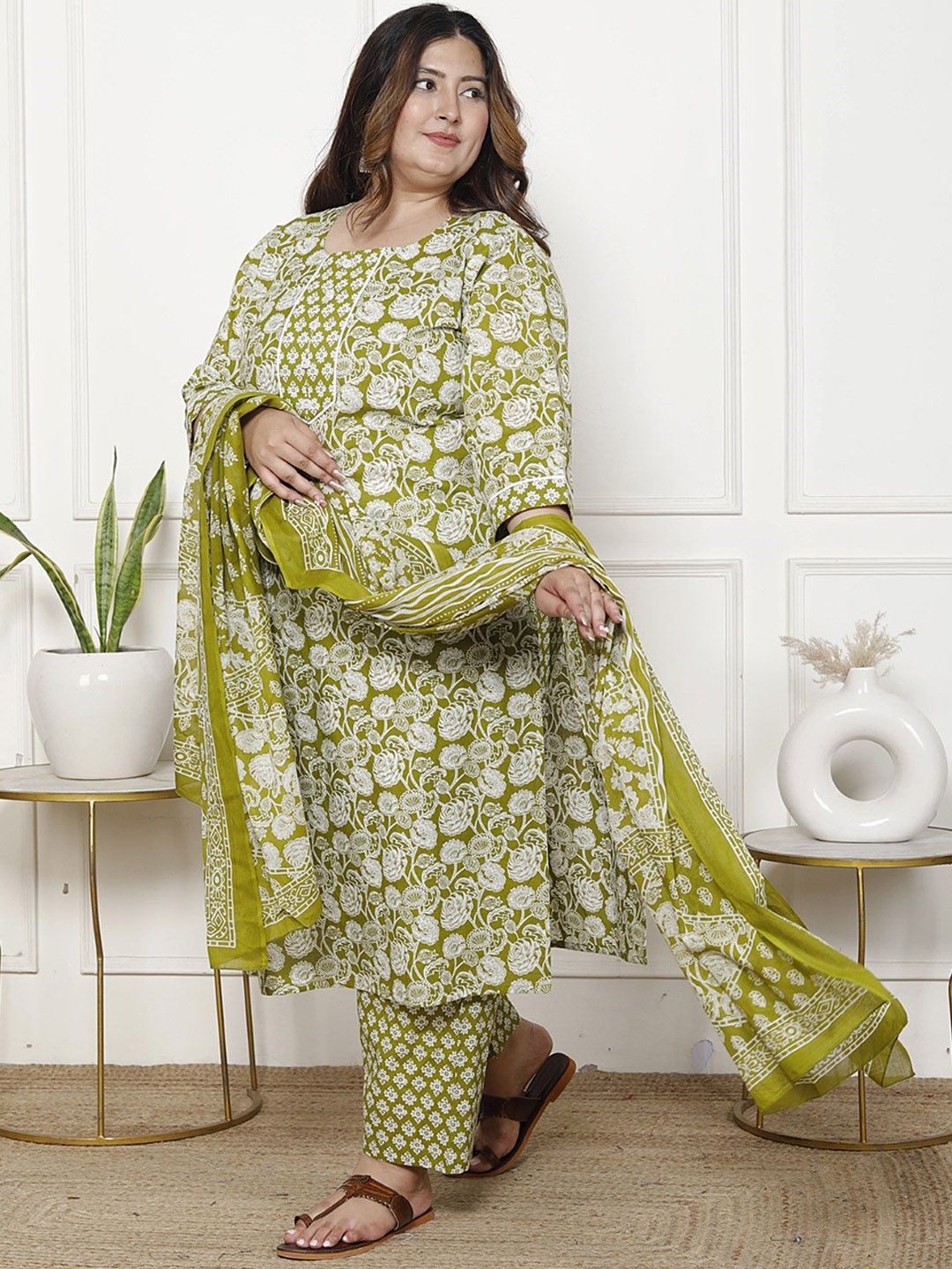 Dhiyona KL Women Floral Printed Regular Sequinned Pure Cotton Kurta with Trousers & With Dupatta