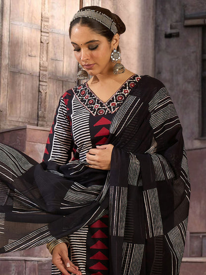 Women Printed Regular Thread Work Pure Cotton Kurta with Trousers & With Dupatta