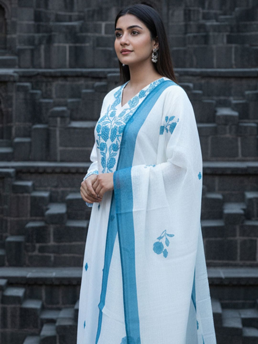 Women Floral Embroidered Regular Thread Work Kurta with Trousers & With Dupatta