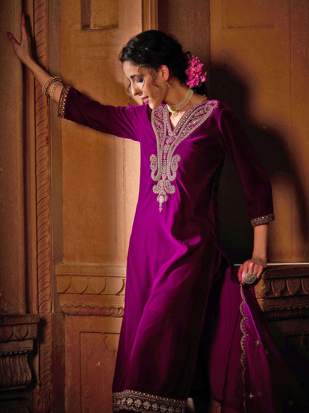 Dhiyona CH Women Ethnic Motifs Embroidered Regular Thread Work Velvet Kurta with Trousers & With Dupatta