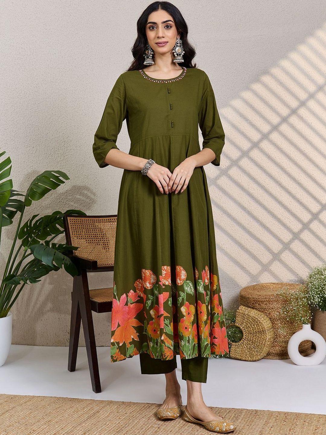 Women Floral Printed Panelled Beads and Stones Pure Cotton Kurta with Trousers & With Dupatta