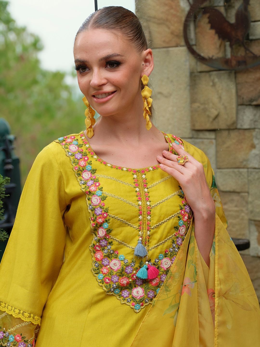 Women Floral Embroidered Regular Thread Work Liva Kurta with Trousers & Dupatta