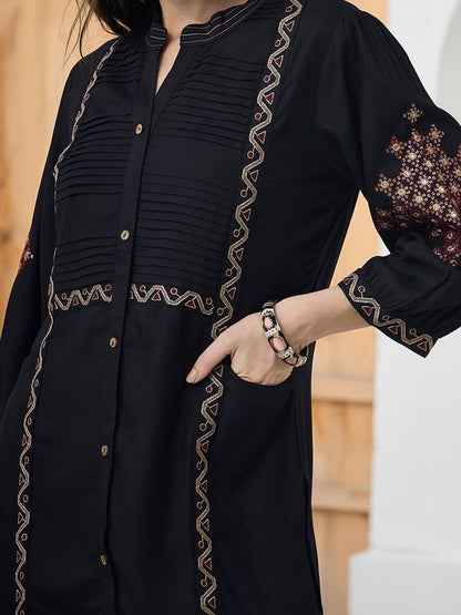 Women Ethnic Motifs Embroidered Kurta with Trousers