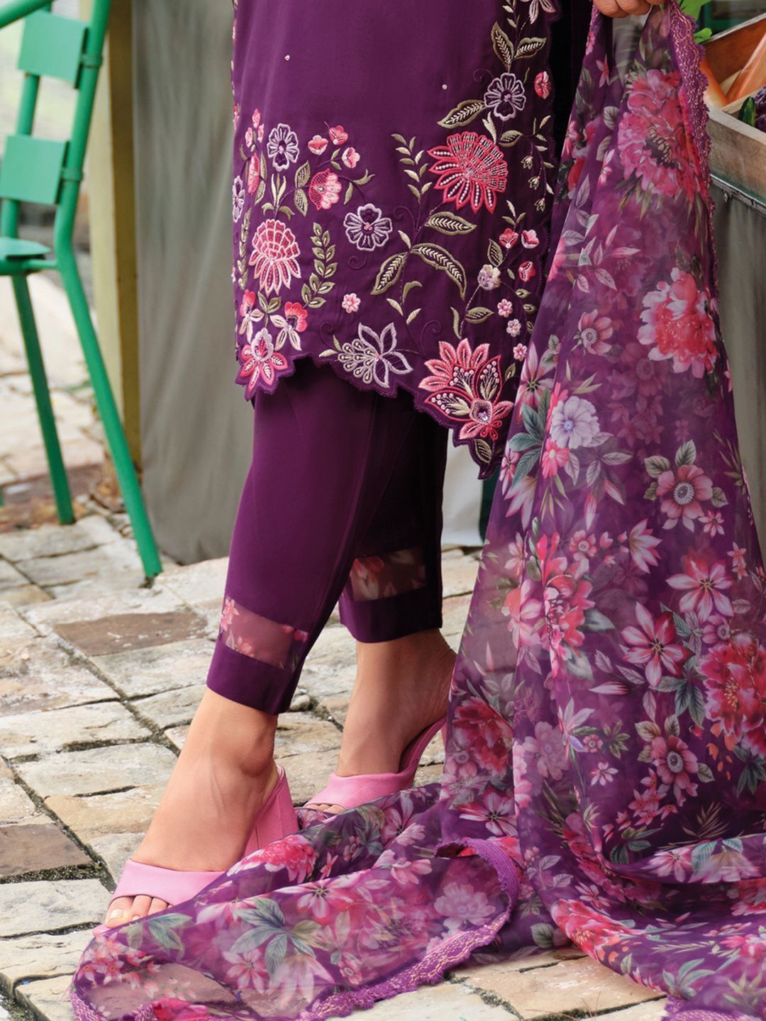 Women Floral Embroidered Regular Thread Work Liva Kurta with Trousers & With Dupatta