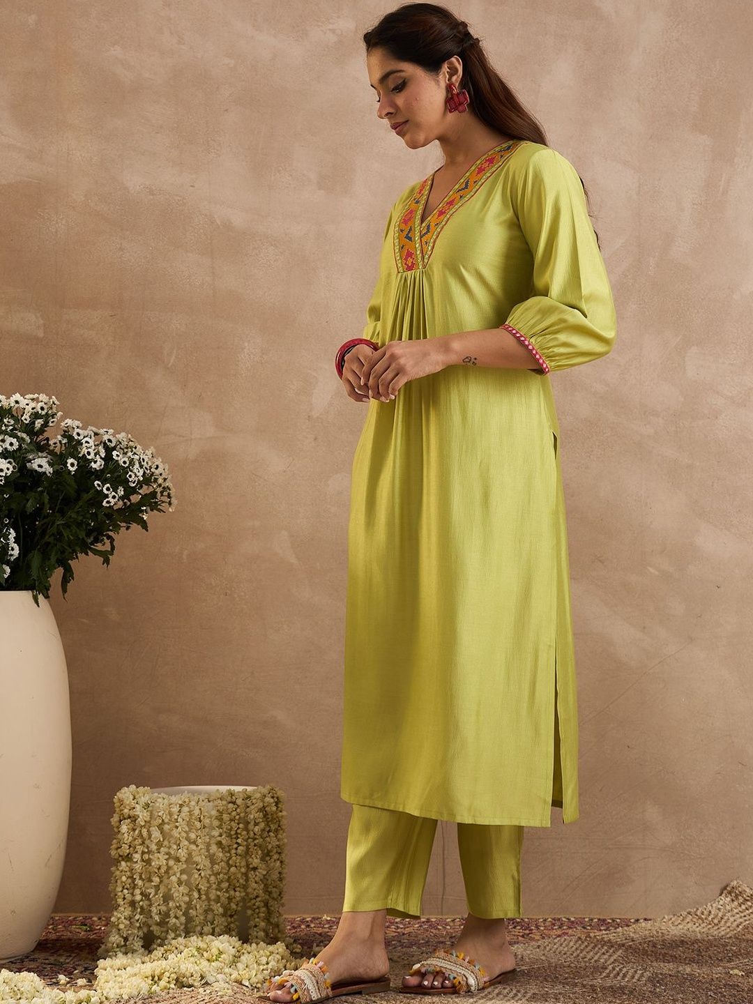 Women Ethnic Motifs Embroidered Thread Work Liva Kurta with Trousers