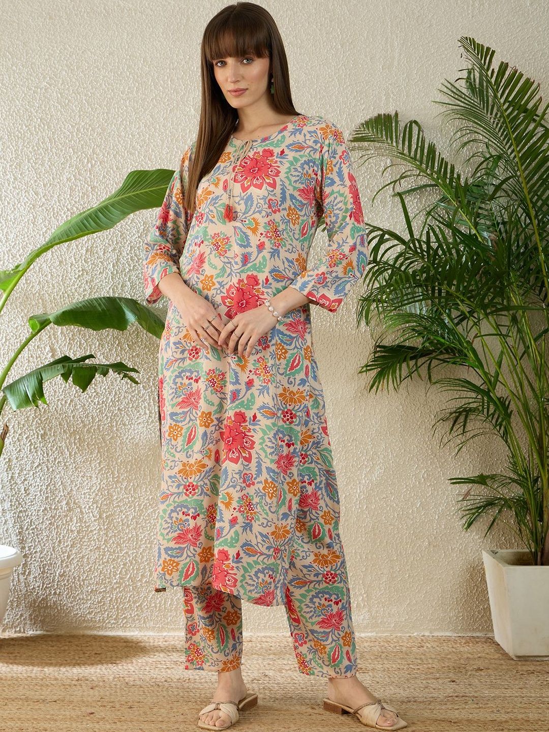 Women Floral Printed Regular Kurta with Trousers