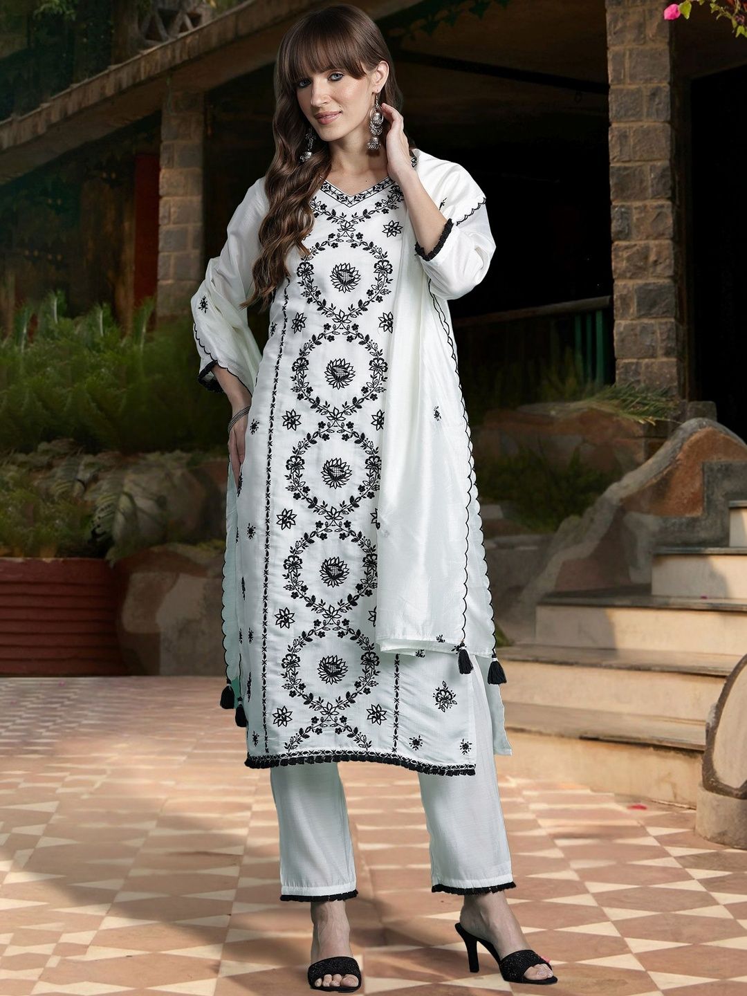 Dhiyona IE Women Ethnic Motifs Embroidered Regular Thread Work Kurta with Trousers & With Dupatta