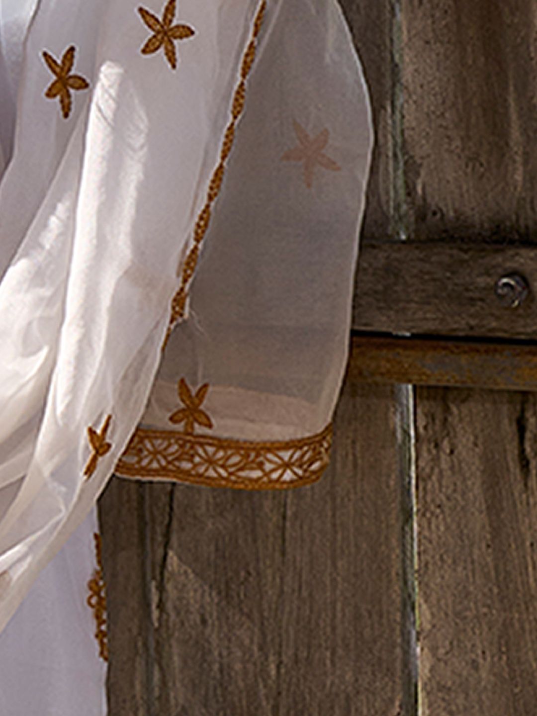 Women Floral Embroidered Regular Thread Work Kurta with Trousers & With Dupatta